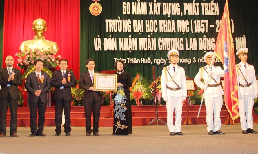 Phó Chủ tịch nước Đặng Thị Ngọc Thịnh trao Huân chương Lao động hạng Nhì cho Trường Đại học Khoa học Huế. 
