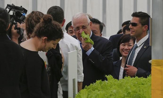 Tổng thống Israel thử rau sạch tại Khu nhà kính VinEco Tam Đảo.