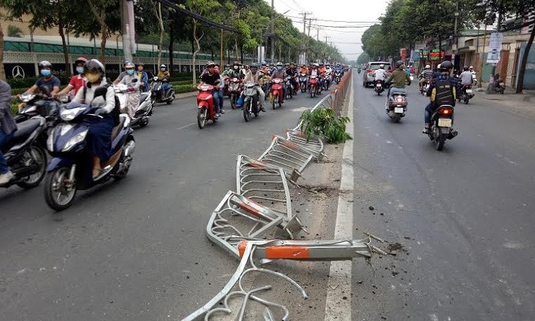 Hơn chục mét dải phân cách bị tông văng.