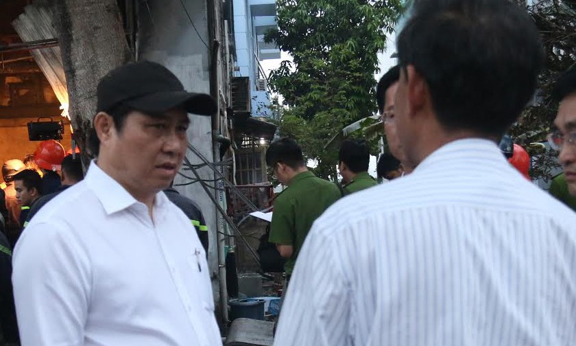 Ông Huỳnh Đức Thơ, có mặt tại hiện trường chỉ đạo công tác khắc phục, động viên, chia sẻ với gia đình nạn nhân.