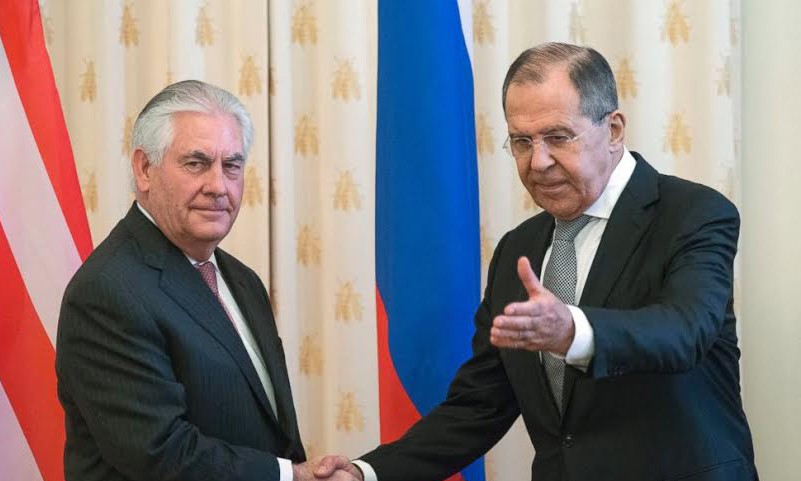 Ngoại trưởng Nga Sergei Lavrov (phải) và người đồng cấp Mỹ Rex Tillerson trước lúc hội đàm ngày 12/4 tại Mátxcơva. Ảnh: AP.