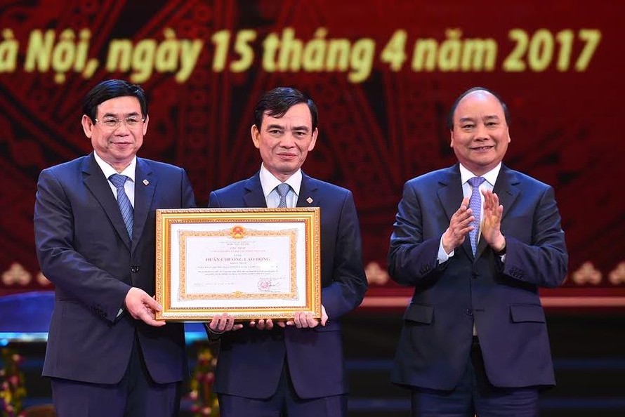 Thay mặt lãnh đạo Đảng, Nhà nước, Thủ tướng trao tặng BIDV Huân chương Lao Động hạng nhất.
