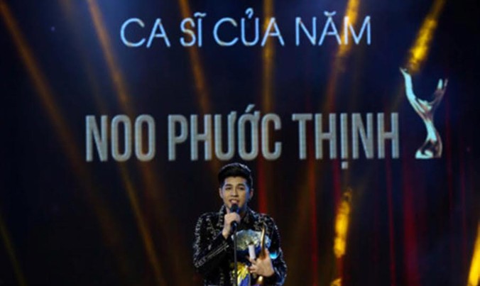 Noo Phước Thịnh với giải thưởng Ca sỹ của năm.