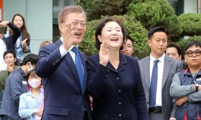 Ông Ahn Cheol-soo bỏ phiếu tại một trạm bỏ phiếu ở đông bắc Seoul ,bên cạnh con gái ông (trái) và vợ. (Yonhap).