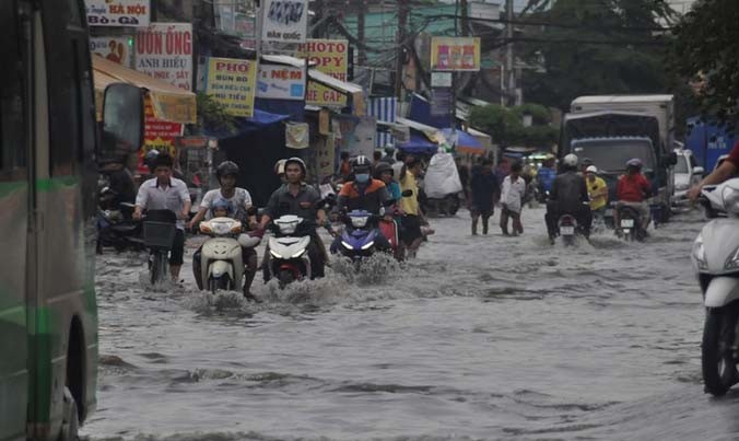 Nhiều tuyến đường ở Sài Gòn biến thành sông sau cơn mưa