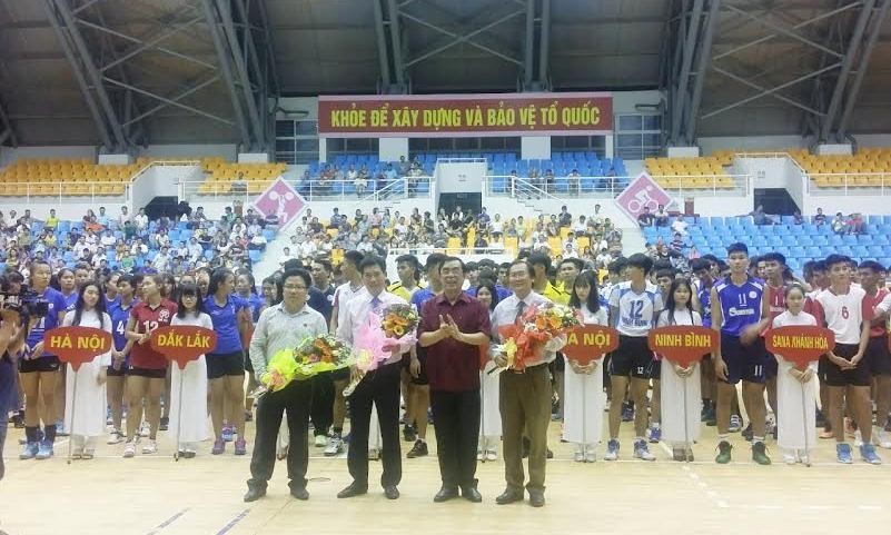 Chủ tịch UBND tỉnh Quảng Trị Nguyễn Đức Chính tặng hoa các nhà tài trợ tại lễ khai mạc đêm 20/5. ẢNH: Giang Nhật.