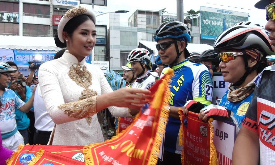 Hoa hậu Ngọc Hân trao cờ lưu niệm cho các đội đua.