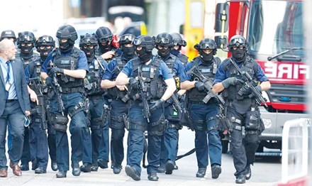Cảnh sát tuần tra trên cầu London ngày 4/6 sau vụ tấn công. Ảnh: Getty Images.