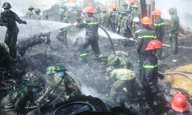 Đông đảo chiến sĩ cứu hỏa cùng bộ đội biên phòng tỉnh Quảng Ngãi tham gia dập lửa.