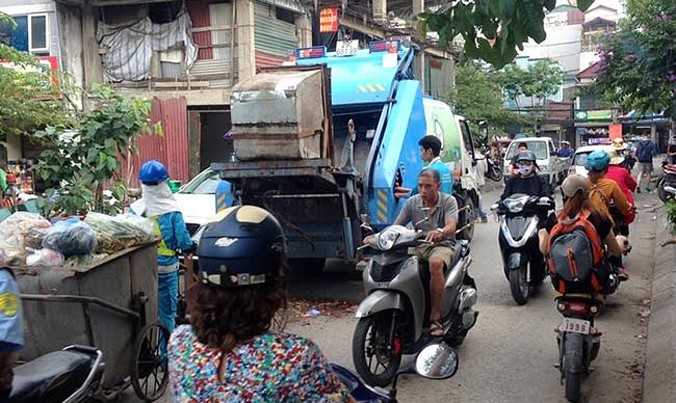 Xe rác tập kết gây ách tắc giao thông vào các giờ cao điểm tại ngõ 135 Đội Cấn, phường Ngọc Hà.