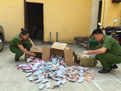 Thương nhân Trung Quốc giấu số lượng lớn dùi cui điện tại cửa khẩu Tân Thanh