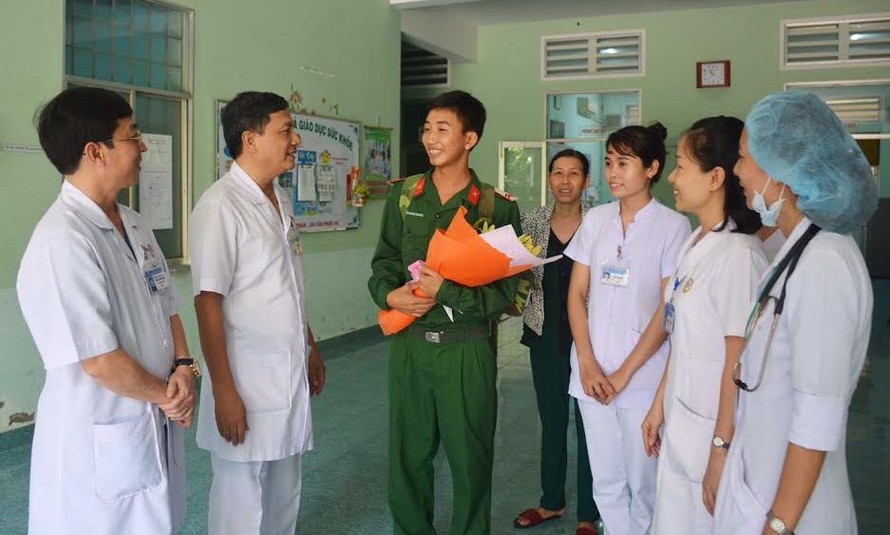 Bệnh viện Quân y 175 chúc mừng bệnh nhân Nguyễn Hoàng Giang khi xuất viện trở về đơn vị.