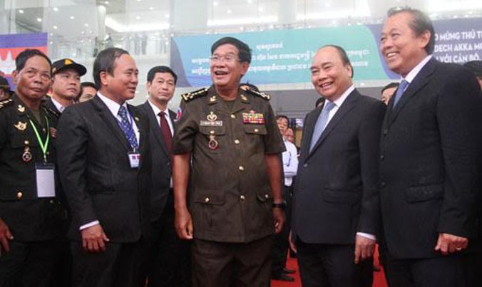 Thủ tướng Nguyễn Xuân Phúc tiếp đón Thủ tướng Campuchia Hun Sen đến thăm và làm việc tại tỉnh Bình Dương. Ảnh: Báo Bình Dương 