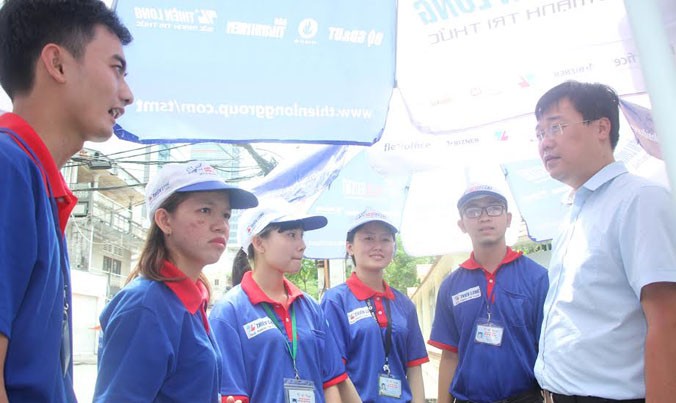 Anh Lê Quốc Phong, Bí thư thứ nhất T.Ư Đoàn, Chủ tịch Hội Sinh viên VN, hỏi thăm công việc của các bạn sinh viên tham gia hoạt động tiếp sức mùa thi.