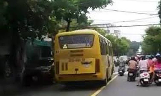 Hình ảnh xe buýt 92B - 001.14 vi phạm giao thông được người dân chụp hình và đưa lên trang facebook “Cảnh sát giao thông CATP Đà Nẵng”. 