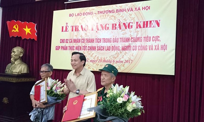 Ông Nguyễn Tiến Lãng và ông Nguyễn Công Uẩn nhận bằng khen của Bộ trưởng LĐ-TB&XH Đào Ngọc Dung. Ảnh: L.H.Việt.