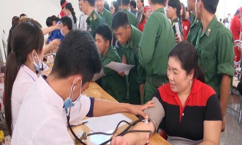 ĐVTN lực lượng vũ trang tỉnh Cà Mau tham gia hiến máu.