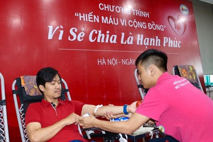 Ông Phan Thanh Sơn - Phó Tổng Giám đốc Ngân hàng Techcombank tham gia hiến máu.