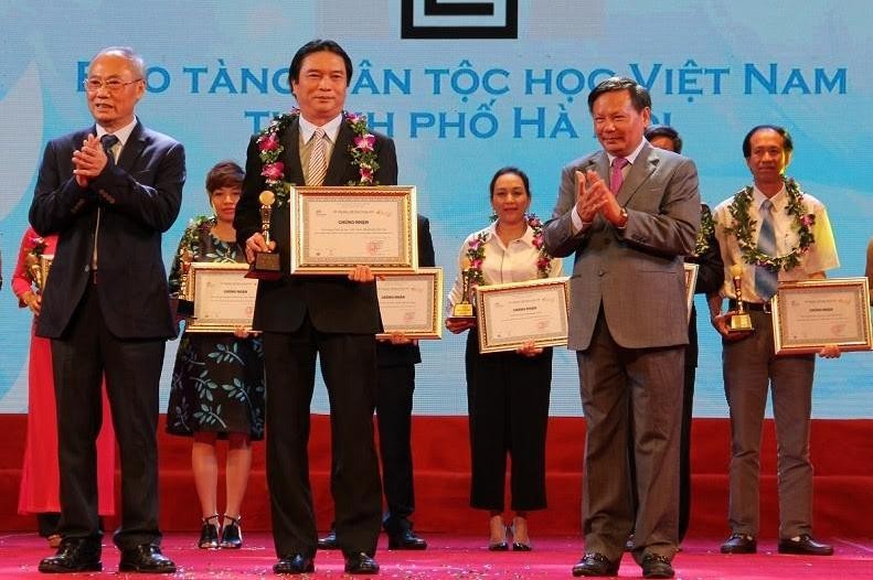 Lãnh đạo Bảo tàng Dân tộc học Việt Nam đón nhận danh hiệu Điểm tham quan du lịch hàng đầu Việt Nam năm 2017