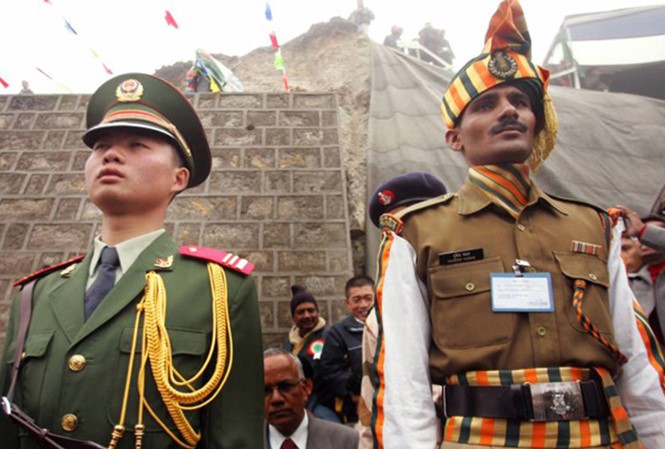 Binh sĩ Ấn Độ (phải) và Trung Quốc ở khu vực biên giới hai nước. Ảnh: AP.