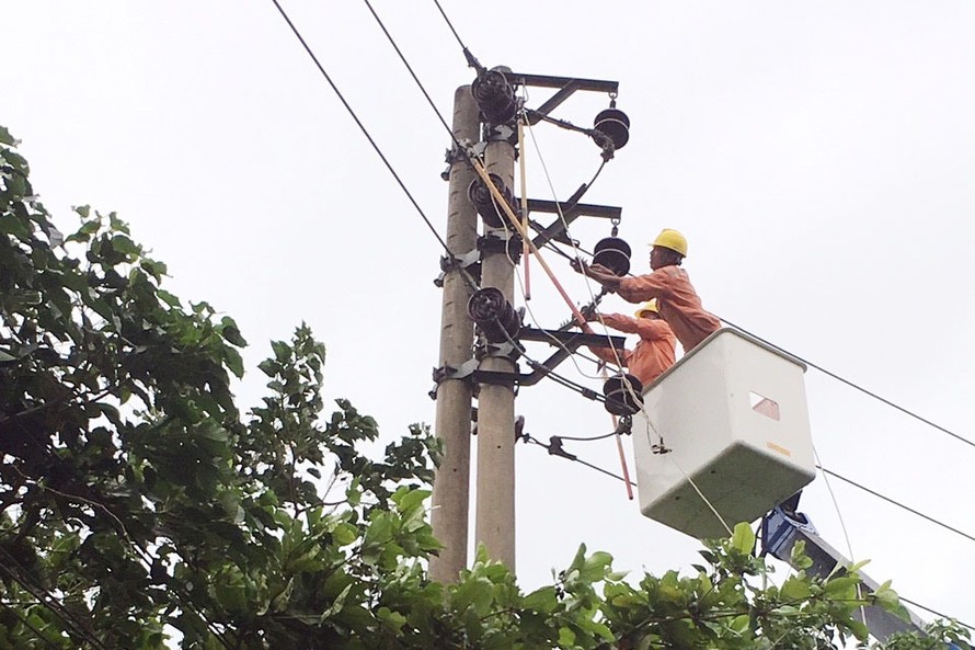 Công nhân ngành điện khẩn trương khắc phục hậu quả do bão số 2 gây ra