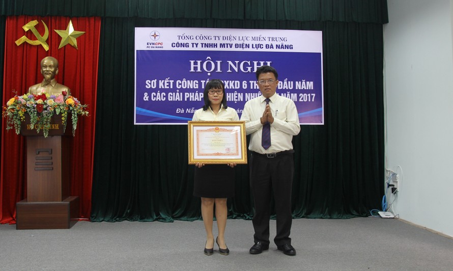 Với hành động trả lại 1 tỷ đồng cho người đánh rơi, chị Trần Thị Anh vinh dự nhận được bằng khen của Thủ tướng chính phủ.