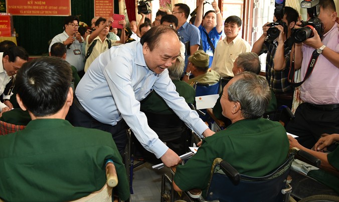 Thủ tướng thăm trung tâm điều dưỡng thương binh và người có công
