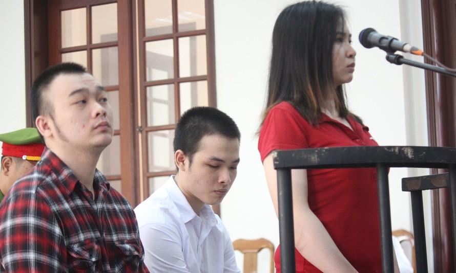 Ba bị cáo nghe tòa tuyên án. Ảnh: Tân Châu