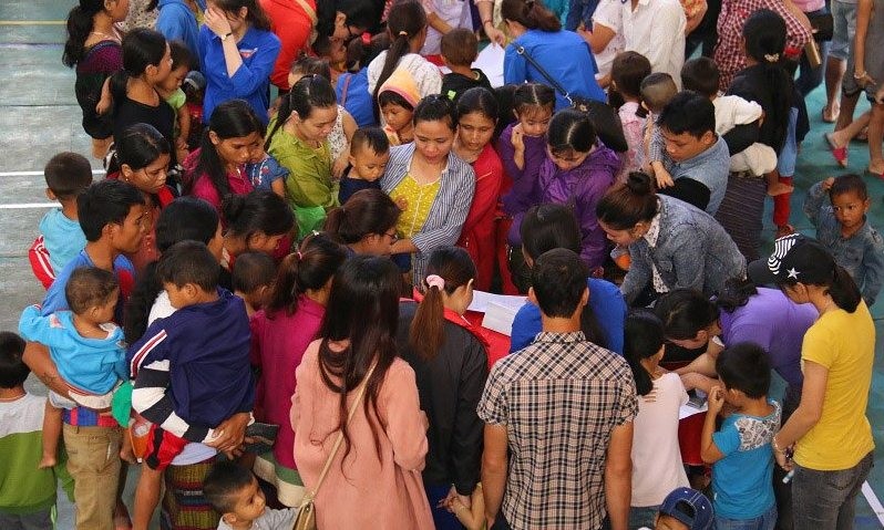 Các y, bác sĩ Bệnh viện Nhi TƯ tham gia khám, chữa bệnh trẻ em vùng cao Hướng Hóa.