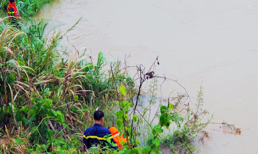 Tìm kiếm người bị đuối nước trên sông Đồng Nai