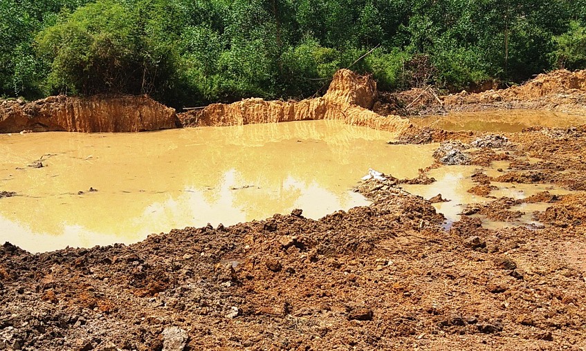 Một khu vực đào đất lấy sét, kết hợp cải tạo mặt bằng làm hồ nuôi cá tại xã Dương Hòa (Hương Thủy, TT-Huế) tiềm ẩn mối nguy hiểm chết người. 
