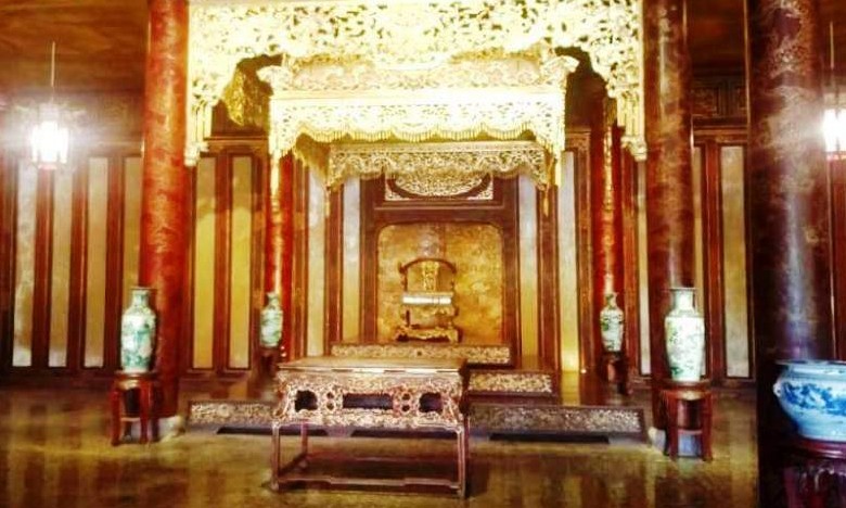 Ngai vua Nguyễn được chuyển về lại điện Thái Hòa. 
