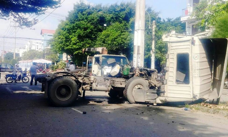 Phần đầu container lật ngang, biến dạng sau tai nạn.