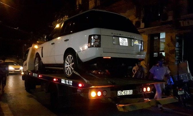 Công an quận Hoàn Kiếm đưa xe Range Rover 29A-190.90 về trụ sở tạm giữ theo quy định.