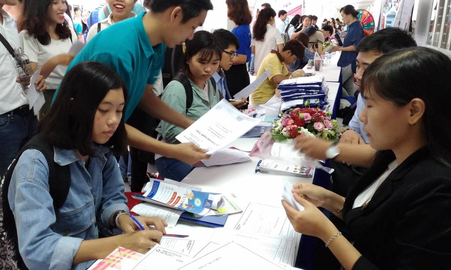 Hàng ngàn sinh viên tham gia tìm việc làm tại ngày hội nghề nghiệp của trường Đại học Mở TPHCM.
