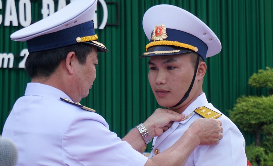 Thiếu tướng Trần Hoài Trung, Chính ủy Quân chủng Hải quân đeo quân hàm mới cho Trung úy Lê Minh Đức, lớp trưởng lớp KTP19B, Học viện Hải quân.