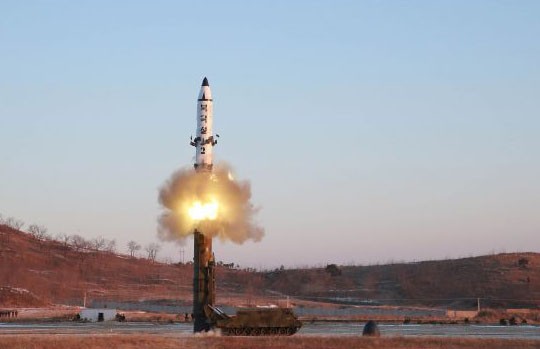 Chú thích ảnh: Một vụ phóng thử tên lửa Pukguksong-2 được nhà lãnh đạo Triều Tiên Kim Jong-un chỉ đạo. ảnh: Reuters 