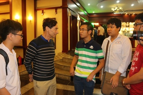 GS Odon Vallet trao đổi với Phạm Nam Khánh, huy chương bạc Olympic Toán học.