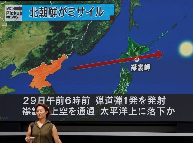 Bản tin về việc Triều Tiên phóng tên lửa qua lãnh thổ Nhật Bản được phát ở một địa điểm công cộng ở Tokyo. (Nguồn: Reuters)