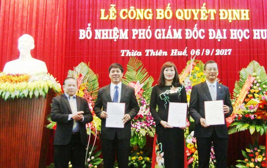 Thứ trưởng Bùi Văn Ga trao quyết định cho các Phó Giám đốc Đại học Huế vừa được bổ nhiệm. 