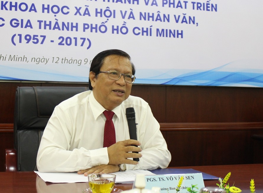PGS.TS Võ Văn Sen, Hiệu trưởng trường Đại học Khoa học Xã hội và Nhân văn khẳng định không thể cấm giảng viên chạy sô dạy thêm.