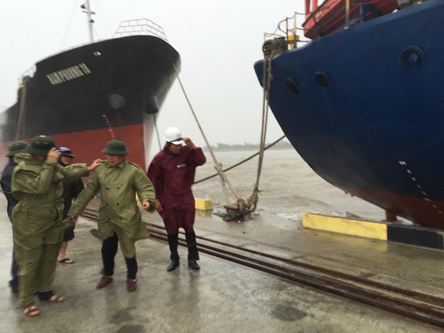 2 tàu 3000 tấn đậu trái phép trong âu cảng Cửa Việt.