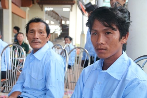 Ông Phan Văn Tiến và con trai Phan Minh Tuấn kể lại việc được cứu sống trên biển.