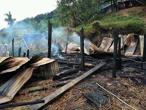 Ngôi nhà gỗ của gia đình ông Dinh bị lửa thiêu rụi.
