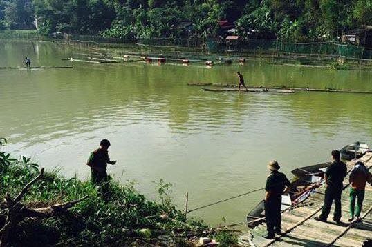 Lực lượng chức năng tổ chức tìm kiếm anh Ng ở hồ Nà Sáng *ảnh: Việt Hùng.