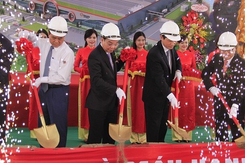 Bộ trưởng Khoa học và Công nghệ Chu Ngọc Anh (giữa), Chủ tịch UBND thành phố Hà Nội Nguyễn Đức Chung (trái) và Đại sứ Hàn Quốc tại Việt Nam Lee Hyuk khởi công nhà máy sản xuất động cơ máy bay đầu tiên tại Việt Nam. Ảnh: Dương Tâm.