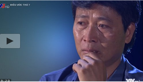 Diễn viên Quốc Tuấn nhiều lần gạt nước mắt kể về hành trình 15 năm chiến đấu với bệnh tật cùng con trai.