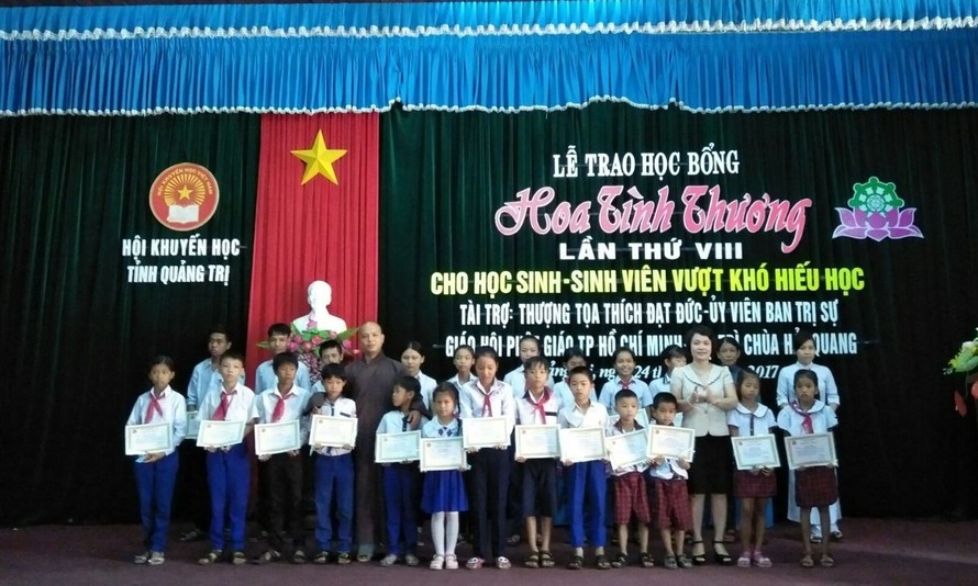 Trao học bổng Hoa tình thương cho 160 HS, SV Quảng Trị ngày 24/9. Ảnh: QN.
