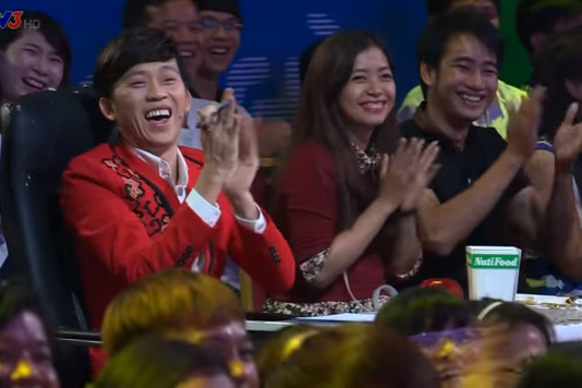 Danh hài Hoài Linh thán phục khả năng biến tấu trên sân khấu của nghệ sĩ Khánh Nam trong chương trình "Ơn giời, cậu đây rồi".