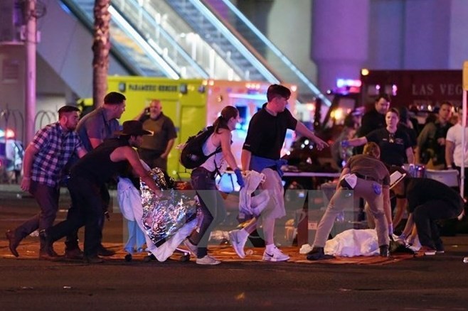 Chuyển một nạn nhân bị thương trong vụ xả súng ở Las Vegas ngày 1/10. (Nguồn: AFP/TTXVN).